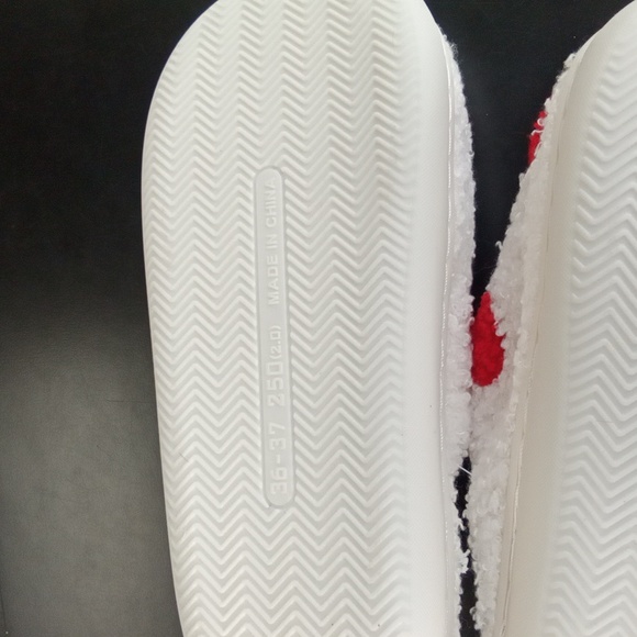 Fuzzy Heart Slippers Small - Picture 6 of 6